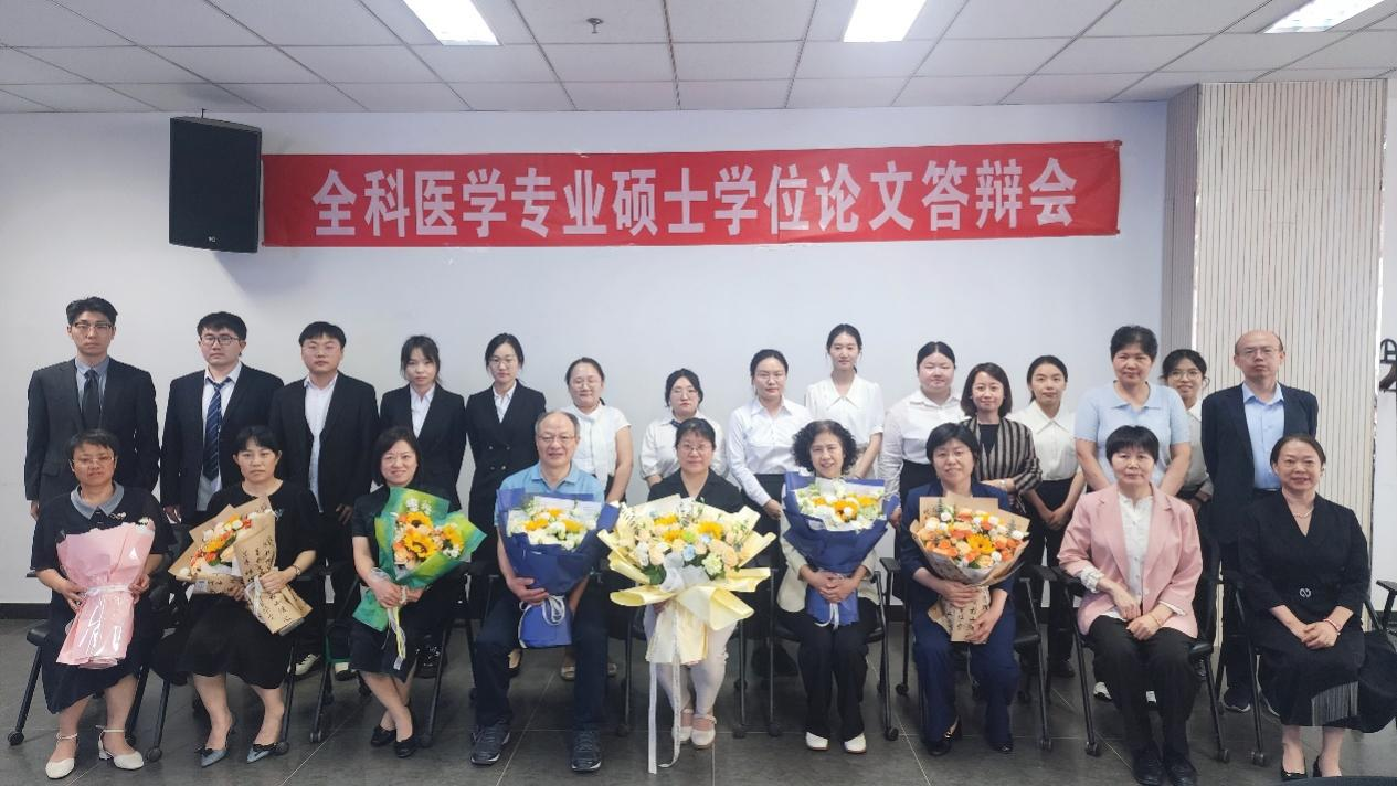 12名研究生與答辯專家們合影