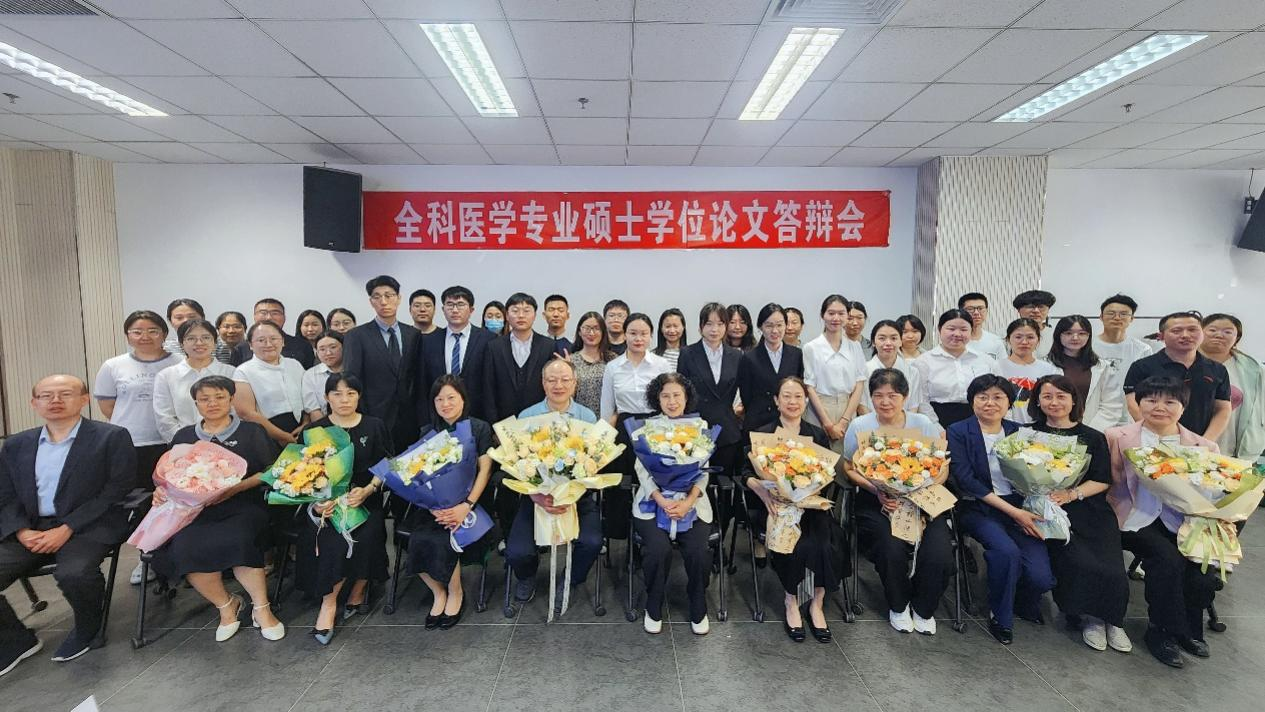 全體研究生與答辯專家合影